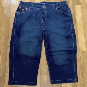 AVENUE JEANS High Rise Capris Jean. NWOT